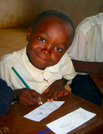 Muistipelin avulla lapset oppivat viittomakieltä, englantia ja suahilia leikiten.