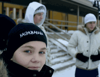 Joonas Vainio (edessä), Alexander Lampola (takana) ja Teemu Kilpinen viettivät ruokavälituntia Tesoman koululla. Kuva: Juha Honkonen