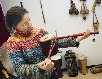 Henna Leisi&ouml; soittaa afrikkalaista yksikielist&auml; viulua.