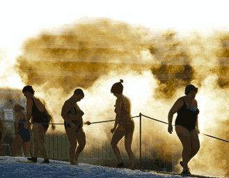 Naisia matkalla avantoon ja takaisin 25 asteen pakkasessa Rauhaniemessä. Kuva: Timo Marttila