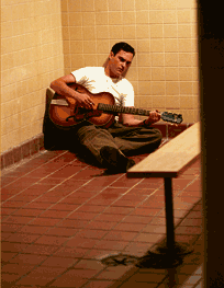 Johnny Cashilla (Joaquin Phoenix) on vaikeaa, koska vaimokaan ei ymmärrä miehensä musiikkia.