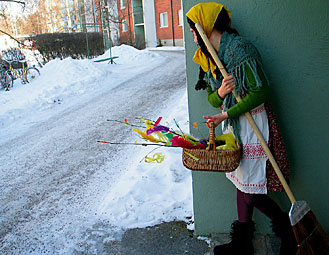Neuvokas opiskelija pukeutuu palmusunnuntaina noidaksi ja l&auml;htee virpomaan. P&auml;iv&auml;n tienesti voi nousta yli euroon.