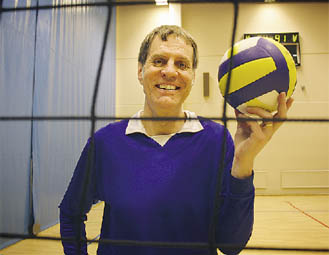 Lentopallo on yksi onnellisuusprofessori Ojasen ilon l&auml;hteist&auml;. Mies on harrastanut lajia jo yli 50 vuotta. Kilpailu-urani tyss&auml;si aikoinaan siihen, ettei minua huvittanut l&auml;hte&auml; viikonloppuisin pelireissuille, vaan olin mieluummin kotona. Kuva: Juhani Saarinen