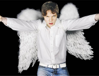 Ville Leinonen ei halua en&auml;&auml; laulaa keikoilla Enkeli&auml;, koska se on h&auml;nest&auml; niin kulahtanut ja naiivi. Silti h&auml;n suostui poseeraamaan siivet sel&auml;ss&auml;&auml;n. Ihan sama mit&auml; ihmiset ajattelee miun imagosta. Kuva: Timo Marttila