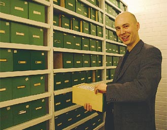 Marko Ahon johtamassa kansanperinnearkistossa on muun muassa 200 000 valokuvaa. Kuva: P&auml;ivi Hotokka