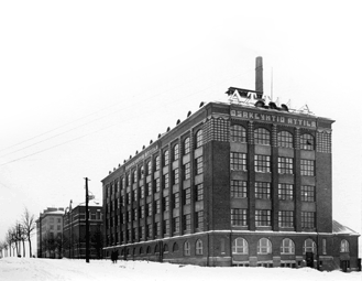 A. K. Attila siirsi kenk&auml;tehtaansa Tammelantorin laidalta l&auml;hemm&auml;ksi rautatieasemaa, Puolenmatkankadulle  nykyiselle Itsen&auml;isyydenkadulle  vuonna 1915. Kuva: Vapriikin kuva-arkisto