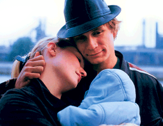 Lapsi-elokuva kertoo aikuisista, jotka ovat pelkki&auml; lapsia. Bruno (Jérémie Renier, oik.) myy oman lapsensa salaa tytt&ouml;yst&auml;v&auml;lt&auml;&auml;n Sonialta (Déborah François).