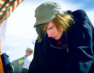 Antti Uotila kirjoitti nimens&auml; Nouse jo! -adressiin. Takana kampanjoi Tamyn puheenjohtaja Aksu Piippo. Kuva: Juha Honkonen