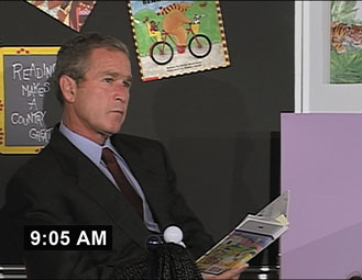 Moore ilakoi elokuvassaan sill&auml;, kuinka presidentti Bush j&auml;hmettyy minuuteiksi kuultuaan WTC:n iskuista.