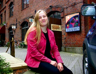 Eeva Laine vet&auml;&auml; Tampereella toimivaa Tasajako-yhdistyst&auml;, joka py&ouml;ritt&auml;&auml; Kehr&auml;saaren maailmankauppaa. Kuva: Juha Honkonen
