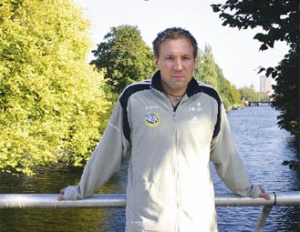 Maajoukkueen ja Antti Pohjan ohjelmaan Amsterdamissa ei juuri mahtunut turistin&auml;ht&auml;vyyksi&auml;. Kanavilta kaupungissa on kuitenkin vaikea v&auml;ltty&auml;. Kuva: Juhani Saarinen