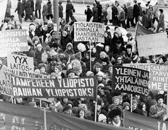 Tamyl&auml;iset osoittivat 1970-luvulla vinhaan mielt&auml;. Kuva vuosikymmenen puoliv&auml;list&auml; Tampereen keskustorilta.