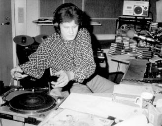 Tapio Korjus alias DJ Madman py&ouml;ritt&auml;&auml; levyj&auml; Radio 957:ssa joskus 1980-luvulla. Ylioppilaskunta oli aseman suurin omistaja 1990-luvun alkuun saakka.