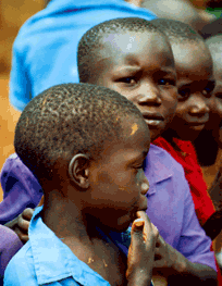 Ugandalaiset koululaiset odottavat oppitunnin alkamista. Kuva: Hanna Koivisto
