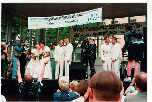 H&auml;&auml;performanssi Esplanadin lavalla Helsingiss&auml; vuoden 1994 Vapautusp&auml;ivill&auml;.