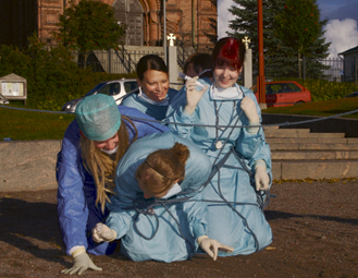 Boomin rastin esteradasta selviytym&auml;ss&auml; Sanna-Kaisa, Hannele, Tiina, Katriina ja Meri.