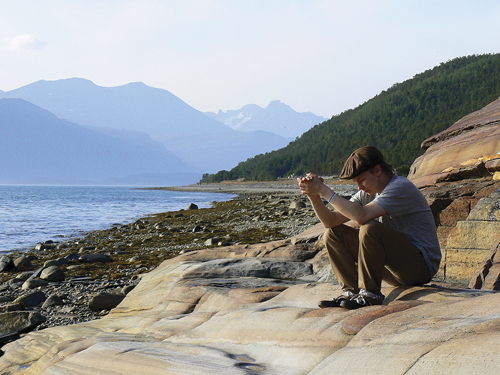 Utsjokelainen taiteilija Niillas Holmberg etsii voimaa ja oppia esikuvansa saamelaisen Nils-Aslak Valkeap&auml;&auml;n runoudesta ja musiikista dokumenttielokuvassa Siivekk&auml;&auml;t. Nuoren Holmbergin tiet&auml; on seurannut saamelaisohjaaja Inger-Mari Aikio-Arianaick. Kuva: Inger-Mari Aikio-Arianaick