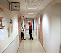 Jos Tamy muuttaa Yo-talolta Atalpaan, kuvassa näkyvästä käytävästä  tulee ylioppilaskunnan uusi sydän. Toistaiseksi kasvatustieteilijöiden käytössä olevia tiloja esittelevät  suunnittelija Outi Stüber ja lehtori Tuula Pantzar. ”On tämä sentään avokonttoriin verrattuna mukava”, sanoo Pantzar. ”Oma huone ja vessa käytävällä”, nauraa Stüber.