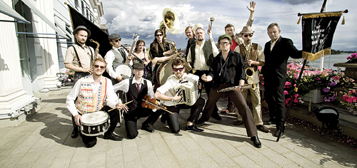 The Bad Ass Brass Band toivoo, ettei it&auml;&auml; ry&ouml;st&ouml;viljell&auml;.