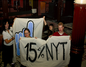 Anni Valovirta (vas.), Niina Kiviaho, Johanna Hiden ja Janne Santala askartelivat banderolleja mielenosoitusta varten.
