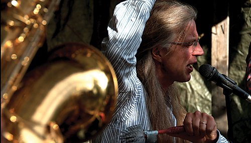 Lastenmusiikkiyhtye Orffit oli t&auml;m&auml;nvuotisten juurimusiikkifestivaalien ensimm&auml;inen esiintyj&auml;. Alkuillasta yleis&ouml;st&auml; l&ouml;ytyi paljon lapsiperheit&auml;.