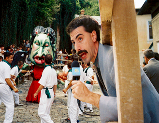 Borat raportoimassa vuosittaista juutalaisjuoksua kotikyl&auml;ss&auml;&auml;n.