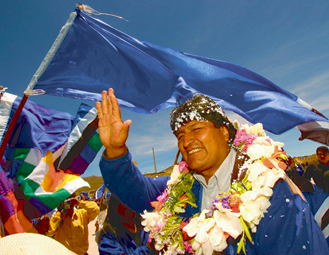 Evo Morales Potosissa joulukuussa 2005 MAS-puolueensa kampanjoinnin loppumetreill&auml;.
