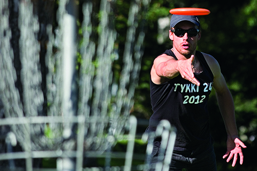 Kenny K&ouml;ysti puttaa UtaSportin frisbeegolffareiden treeneiss&auml;.