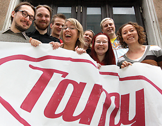 Tamyn hallituksen Mikko Niemel&auml;, Antti Koikkalainen, Markus Nieminen, Kaisa Myllyl&auml;, Carita Maisila, Salla Heikkinen, Juho J&auml;rvenp&auml;&auml; ja Anna-Mari Huhtinen tanssahtelevat Yo-talon portailla. Talouskurimuksesta huolimatta joukolta irtoaa pyydett&auml;ess&auml; my&ouml;s hymy.