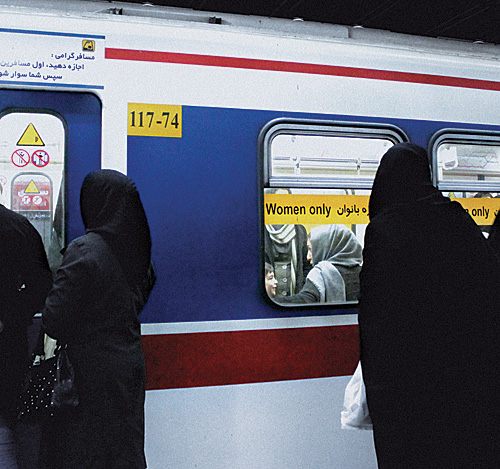 Teheranin metrossa ensimmäinen ja viimeinen vaunu on aina varattu vain naisille. Naisia ei kielletä matkustamasta muissa vaunuissa, mutta varsinkin yksin matkustavat naiset tuntuvat mieluummin valitsevan naistenvaunun. Busseissa taas bussin takaosa on varattu naisille, miehet istuvat edessä. Myöskään musta kaapu, khador, ei ole pakollinen, mutta yllättävän käytetty.