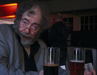 Viskiniekka Michael Jackson on reissannut suurimman osan el&auml;m&auml;st&auml;&auml;n oluen ja viskin per&auml;ss&auml;. Aviisille antamassaan haastattelussa h&auml;n puhuu vedest&auml;. Kuva: Otto Kylm&auml;l&auml;.