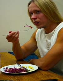 Jari Hult ei kielt&auml;ydy salaatista, vaikka h&auml;n sy&ouml; yleens&auml; lihapitoista ruokaa. Kuva: tuomo Tamminen.