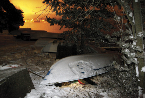 Aviisin kohutoimittaja testasi,  milt&auml; tuntuu el&auml;m&auml; rantojen miehen&auml;.  H&auml;n vietti y&ouml;n 20  asteen pakkasessa  veneen alla Pyh&auml;j&auml;rven rannalla. Apuna  oli kaksi makuupussia ja kolme  vaatekerrosta.