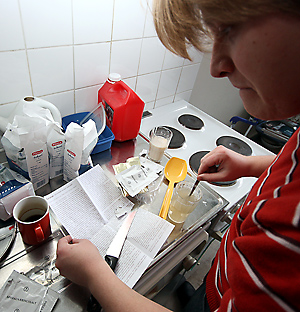 Pektolaasi pit&auml;&auml; sekoittaa haaleaan veteen, havaitsee siviilipalvelusmies Juho Hakkarainen. H&auml;n palvelee is&auml;nmaataan tarkkailemalla viininvalmistusohjes&auml;&auml;nt&ouml;&auml; Yo-talon kakkoskerroksen keitti&ouml;ss&auml;.