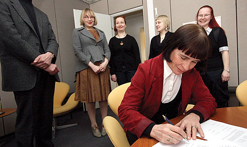 Tamyn historiaty&ouml;ryhm&auml;&auml; edustavat Tiina Heikkil&auml; (vas.), Anna Ulvinen, Reetta Eiranen ja Salla Heikkinen seuraavat, kun rehtori Kaija Holli allekirjoittaa Tamyn ja yliopiston v&auml;lisen sopimuksen.