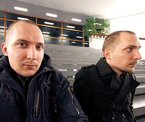 Identtiset Raimo (vas.)  ja Lauri Gratseff eivät ole kopioita toisistaan. Raimo kävi armeijan, Lauri siviilipalveluksen.