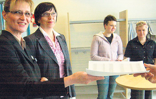 Amican aluep&auml;&auml;llikk&ouml; Sirpa Lamminen, Minervan ravintolap&auml;&auml;llikk&ouml; Maini Kivim&auml;ki-Sihvo, Linnan ravintolap&auml;&auml;llikk&ouml; Anu Oksanen ja  Juvenes Yliopiston Ravintolan ravintolap&auml;&auml;llikk&ouml; Auli L&ouml;nnqvist ottivat vastaan kasvissy&ouml;ntiadressin.