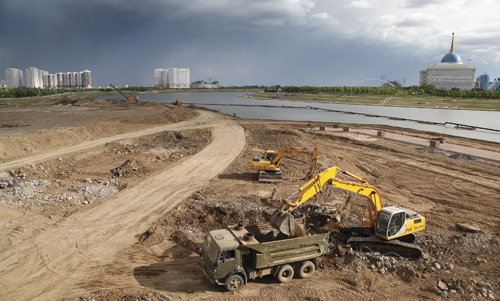 Kazakstanin p&auml;&auml;kaupunki Astana on rakennettu presidentin p&auml;&auml;t&ouml;ksell&auml; tyhj&auml;st&auml; keskelle aroa 15 vuodessa. Tunnelma on h&auml;mment&auml;v&auml; sekoitus Hollywood-kulisseja, Pohjois-Koreaa ja aasialaista rahaj&auml;tti&auml;.