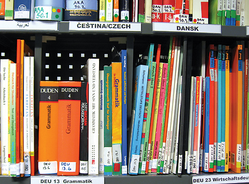 Itseopiskelijan k&auml;yt&ouml;ss&auml; on ulkomaalaisia televisiokanavia, cd-romeja, verkon s&auml;hk&ouml;ist&auml; materiaalia, oppikirjoja, lehti&auml; ja videoita.