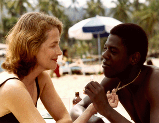 Ellen (Charlotte Rampling) on l&ouml;yt&auml;nyt Legbasta (Ménothy Cesar) itselleen hell&auml;n orin.