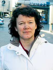 Uusi kirjanpit&auml;j&auml; Lea Kontoniemi palvelee opiskelijoita taloustoimistossa.