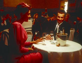 Elokuvan puvusteet ja lavasteet on toteutettu komeasti. Illallista ovat nauttimassa Asta (Anastasia Makejeva) ja Georg (Marko Matvere). 