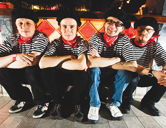 ”Paska maa ja paska kansa ansainneet ovat toisensa”,  laulaa Kumikamelin Toppo Koponen (toinen oik.). Hän ja ja oikealla puolellaan istuva Joppe Vento kuuluvat myös Eläkeläisten vahvuuteen.