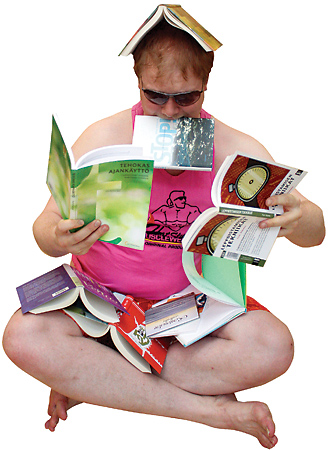 Aviisin testi-henkil&ouml; Juho-Matti Paavola koettaa omaksua stressinhallintaneuvoja mahdollisimman monen opuksen avulla.