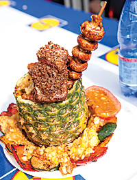 T&auml;ll&auml; upealla, ananakseen rakennetulla lihamukiannoksella Tomi Nipuli saavutti grillaustieteiden maisteri -arvonimen.