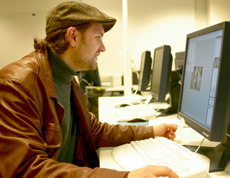 Juho Paavola tekee maisteriohjelmansa rinnalla toimittajan ja kuvaajan t&ouml;it&auml;. H&auml;n aikoo silti valmistua m&auml;&auml;r&auml;ajassa.