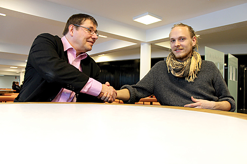 Mikko Markkola opintohallinnosta lupaa historianopiskelija Jussi Lahtiselle, että hän saa tehdä gradunsa loppuun lisäajalla tutkintoajan päättymisestä huolimatta.