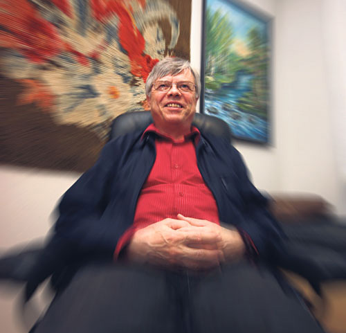 Martti Tenkku kiinnostui hypnoosista suorittaessaan asevelvollisuutta. Makasin jonkun epidemian vuoksi varuskuntasairaalassa. Armeijal&auml;&auml;k&auml;rin&auml; oli varusmies, joka oli kiinnostunut hypnoosista. H&auml;n piti meille siell&auml; joukkorentoutuksen ja n&auml;ytti esimerkkej&auml; hypnoosi-ilmi&ouml;ist&auml; koehenkil&ouml;n avulla.