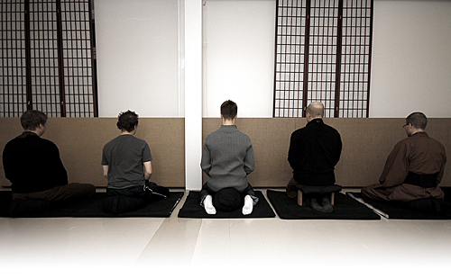 Â”Tie kärsimyksen poistumiseen käy kärsimyksen kauttaÂ”, kuvailevat zenbuddhalaisten oppien mukaista meditointia harjoittavan Tampere Zen ry:n jäsenet. Harjoitukset koostuvat seinään tuijottamisesta.
