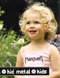 Äidin pikku s&ouml;p&ouml;l&auml;inenkin kantaa ylpe&auml;n&auml; vaaleanpunaista Manowar-paitaa.